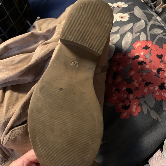 TAN VERSION OF FIRST PHOTO LISTED. - Picture 3 of 5